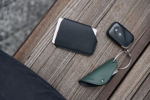 Why Are Men’s Cardholders a Must-Have for Modern Professionals?